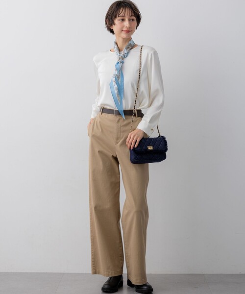 23区 L(ニジュウサンクオオキイサイズ)の「カフスボタン サテンTEEブラウス(シャツ/ブラウス・レディース・ベージュ系/アイボリー系・44/46/48)」の21枚目の写真