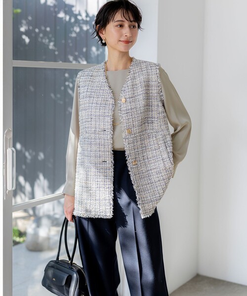 23区 L(ニジュウサンクオオキイサイズ)の「カフスボタン サテンTEEブラウス(シャツ/ブラウス・レディース・ベージュ系/アイボリー系・44/46/48)」の5枚目の写真