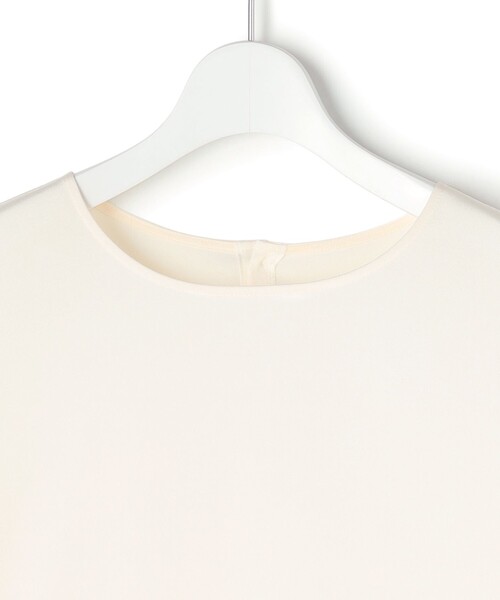 23区 L(ニジュウサンクオオキイサイズ)の「カフスボタン サテンTEEブラウス(シャツ/ブラウス・レディース・ベージュ系/アイボリー系・44/46/48)」の8枚目の写真