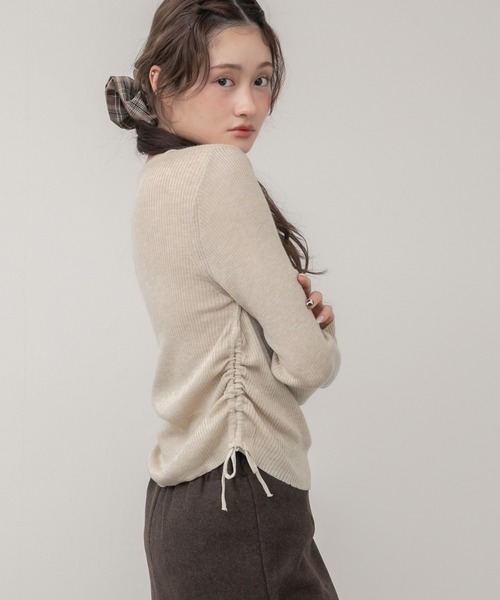 HEILIS（ヘイリス）の「サイドリボンニットトップス / アイボリー ブラック ベージュ 肌見せ ヘルシー ニット ドロスト トップス 長袖  変形 ノームコア 韓国 シンプル 無地 カジュアル 春服 秋服 冬服（ニット/セーター・レディース・ベージュ/アイボリー/ブラック・FREE）」の6枚目の写真