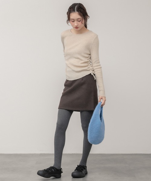 HEILIS（ヘイリス）の「サイドリボンニットトップス / アイボリー ブラック ベージュ 肌見せ ヘルシー ニット ドロスト トップス 長袖  変形 ノームコア 韓国 シンプル 無地 カジュアル 春服 秋服 冬服（ニット/セーター・レディース・ベージュ/アイボリー/ブラック・FREE）」の8枚目の写真