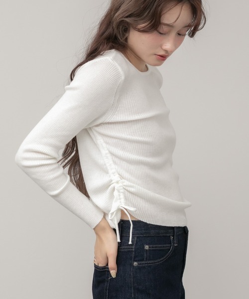 HEILIS（ヘイリス）の「サイドリボンニットトップス / アイボリー ブラック ベージュ 肌見せ ヘルシー ニット ドロスト トップス 長袖  変形 ノームコア 韓国 シンプル 無地 カジュアル 春服 秋服 冬服（ニット/セーター・レディース・ベージュ/アイボリー/ブラック・FREE）」の13枚目の写真