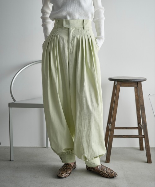 THE YOn（ザヨン）の「タックデザインバルーンカラーパンツ（その他パンツ・レディース・ライム/ピンク/グレイッシュベージュ・FREE）」の3枚目の写真