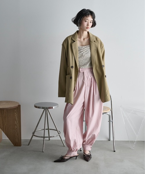 THE YOn（ザヨン）の「タックデザインバルーンカラーパンツ（その他パンツ・レディース・ライム/ピンク/グレイッシュベージュ・FREE）」の4枚目の写真