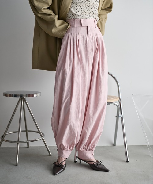 THE YOn（ザヨン）の「タックデザインバルーンカラーパンツ（その他パンツ・レディース・ライム/ピンク/グレイッシュベージュ・FREE）」の10枚目の写真