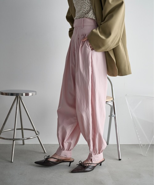 THE YOn（ザヨン）の「タックデザインバルーンカラーパンツ（その他パンツ・レディース・ライム/ピンク/グレイッシュベージュ・FREE）」の11枚目の写真