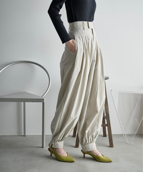 THE YOn（ザヨン）の「タックデザインバルーンカラーパンツ（その他パンツ・レディース・ライム/ピンク/グレイッシュベージュ・FREE）」の17枚目の写真