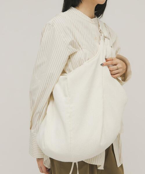 KBF（ケイビーエフ）の「パイル2WAYイージーBAG（トートバッグ・レディース・ネイビー/アイボリー・ONE）」の4枚目の写真