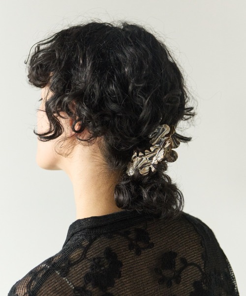 Libra Cue(リブラ キュー)の「ウェーブモチーフヘアクリップ(バレッタ/ヘアクリップ・レディース・ベージュ/ブラウン・FREE)」の2枚目の写真