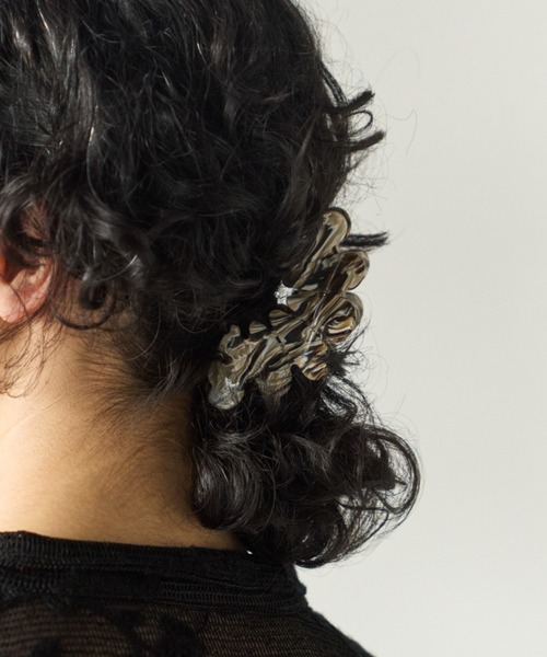 Libra Cue(リブラ キュー)の「ウェーブモチーフヘアクリップ(バレッタ/ヘアクリップ・レディース・ベージュ/ブラウン・FREE)」の5枚目の写真