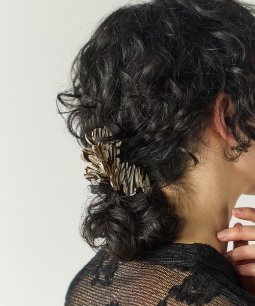 Libra Cue(リブラ キュー)の「ウェーブモチーフヘアクリップ(バレッタ/ヘアクリップ・レディース・ベージュ/ブラウン・FREE)」の3枚目の写真