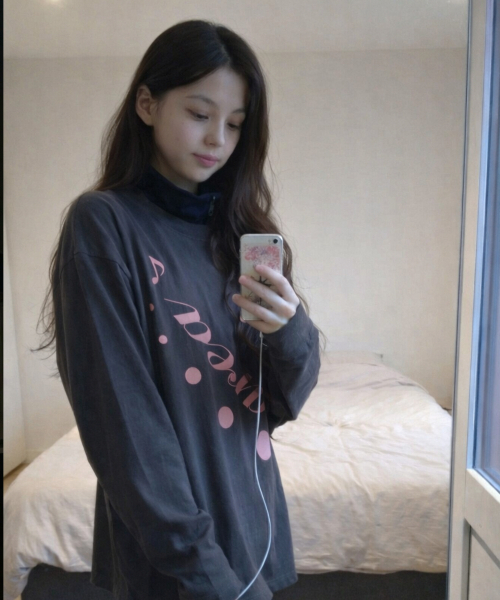 GRAVER（グレーバー）の「[ユニセックス]PLAY ロングスリーブTシャツ_チャコール（Tシャツ/カットソー・レディース・チャコールグレー・LARGE/MEDIUM）」の2枚目の写真