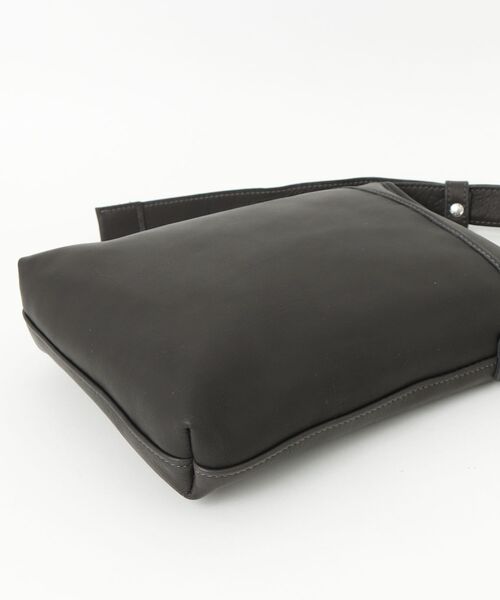 aniary（アニアリ）の「ショルダーバッグ（リアリティレザー）（ショルダーバッグ・メンズ・ブラック/チャコールグレー・FREE）」の3枚目の写真