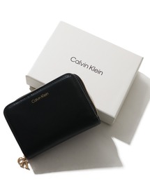Calvin Klein（カルバン・クライン）の「【Calvin Klein/カルバンクライン】CK MEDIUM FLAP ZIP AROUND / ワンポイント ミディアム フラップジップ レザーウォレット（財布）」