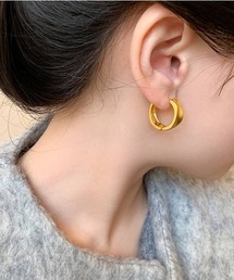立体モチーフが大人っぽい。付けるだけでオシャレ顔モードフープピアス。