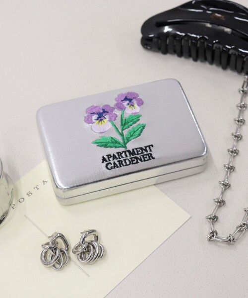 fredy emue（フレディエミュ）の「【JOli JOli/ジョリジョリ】刺しゅうスクエアケース（ポーチ・レディース・ライトブルー/ブラウン/シルバー・FREE）」の3枚目の写真