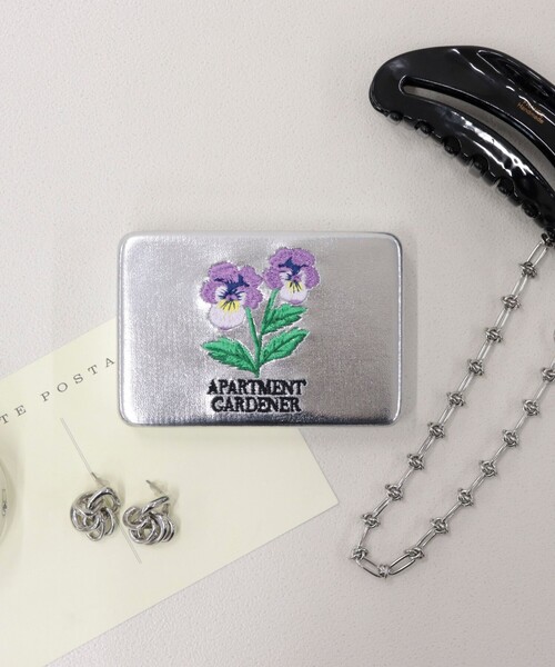 fredy emue（フレディエミュ）の「【JOli JOli/ジョリジョリ】刺しゅうスクエアケース（ポーチ・レディース・ライトブルー/ブラウン/シルバー・FREE）」の15枚目の写真