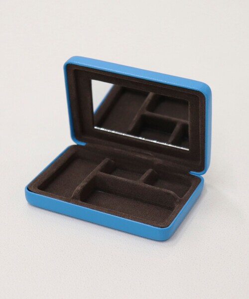 fredy emue（フレディエミュ）の「【JOli JOli/ジョリジョリ】刺しゅうスクエアケース（ポーチ・レディース・ライトブルー/ブラウン/シルバー・FREE）」の8枚目の写真