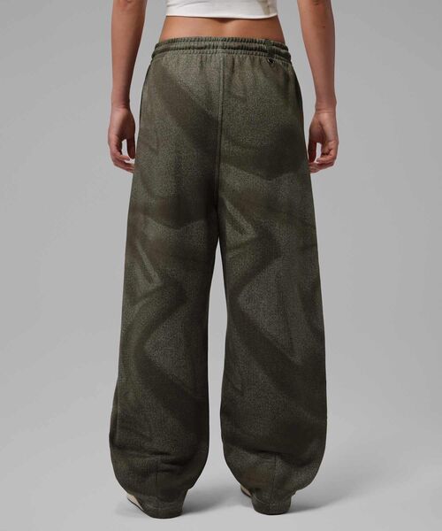 JORDAN BRAND（ジョーダンブランド）の「ジョーダン フリース ウィメンズ バギー パンツ / Jordan Fleece Women's Baggy Pants IR7792-304 Spruce Fog（その他パンツ・レディース・ライトグリーン・M/XL/XS/S/L）」の2枚目の写真