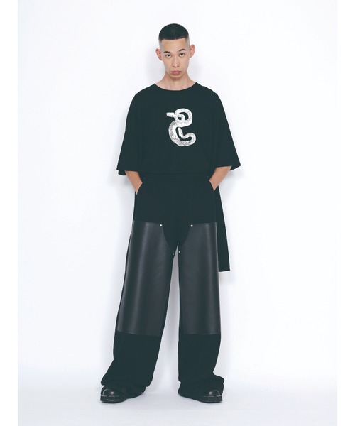 JOHN LAWRENCE SULLIVAN（ジョンローレンスサリバン）の「SWEAT WIDE PANTS WITH LEATHER PATCH（スウェットパンツ・メンズ・ブラック・SMALL/MEDIUM）」の2枚目の写真