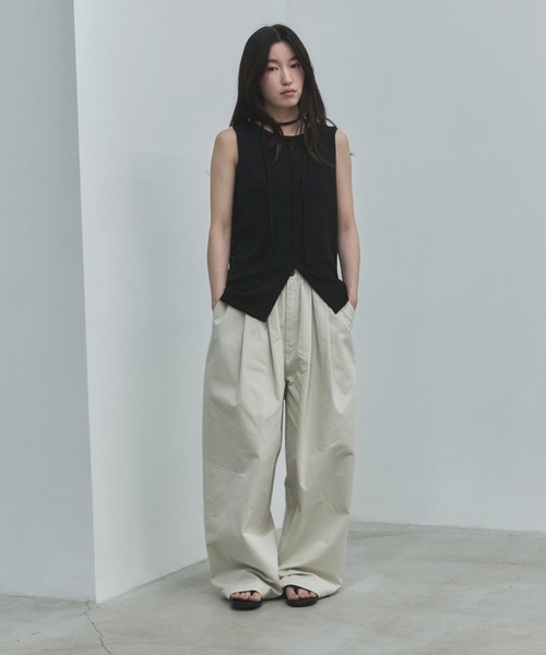 feepur（フェピュール）の「【ハンドウォッシャブル】バックフラワーヘムスリットニットタンク（タンクトップ・レディース・ブラック/ベージュ・MEDIUM）」の4枚目の写真