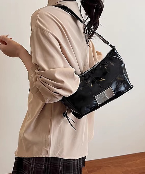 c.u.l(シーユーエル)の「エナメル調 ジップデザイン ショルダーバッグ cula1526(ショルダーバッグ・レディース・ホワイト/シルバー/レッド/ブラック・FREE)」の5枚目の写真
