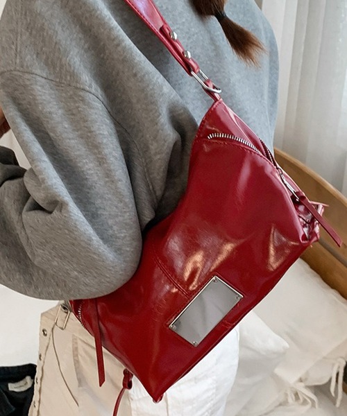 c.u.l(シーユーエル)の「エナメル調 ジップデザイン ショルダーバッグ cula1526(ショルダーバッグ・レディース・ホワイト/シルバー/レッド/ブラック・FREE)」の17枚目の写真