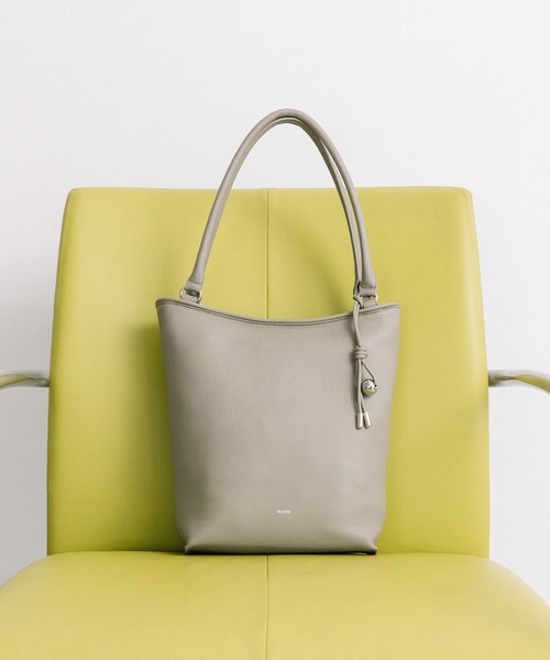 Beau're(ヴュレ)の「BEAURE レザー 縦長 ショルダー Bag(ショルダーバッグ・レディース・ブラック/グレー・FREE)」の2枚目の写真
