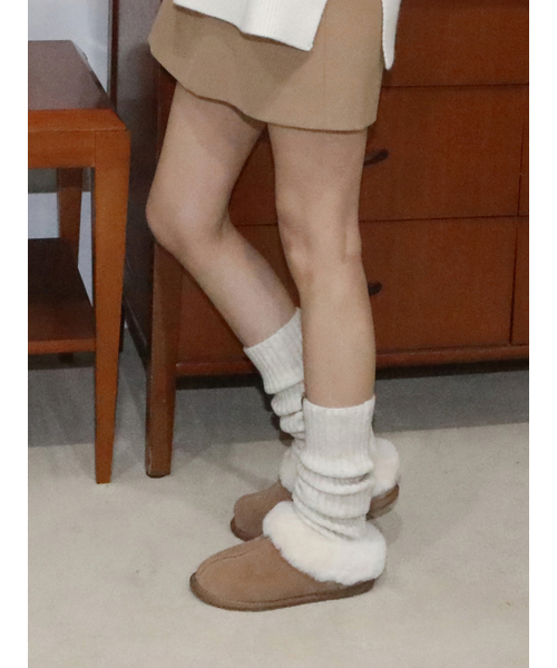 APTO（アプト）の「[牛革/天然羊毛]Cozette コゼット 羊毛スリッパ AEFF002（ブーツ・レディース・ブラック/キャメル・SMALL/MEDIUM/LARGE）」の3枚目の写真