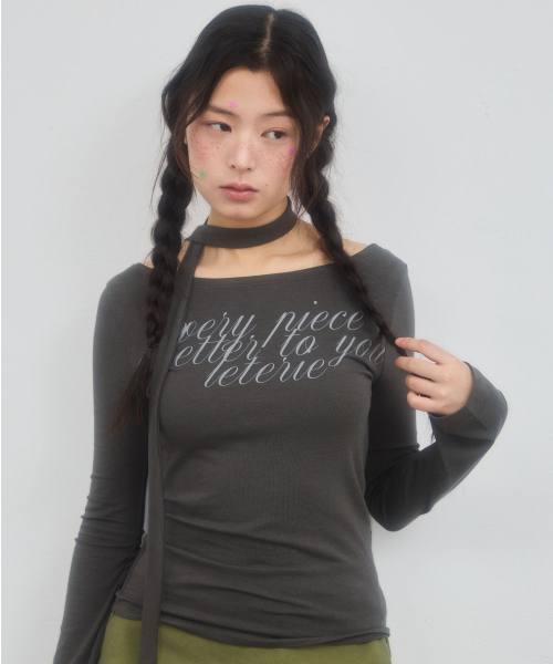 LETERIE(レテリー)の「LETTERING OFF-SHOULDER TIE LONG SLEEVE_CHARCOAL(Tシャツ/カットソー・レディース・チャコールグレー・FREE)」の3枚目の写真