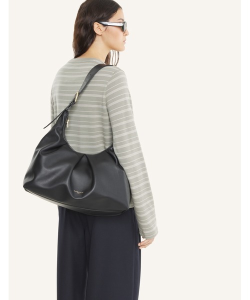 Maison Kitsune(メゾンキツネ)の「BLOOM LARGE BAG(ショルダーバッグ・メンズ・ブラック・U)」の6枚目の写真
