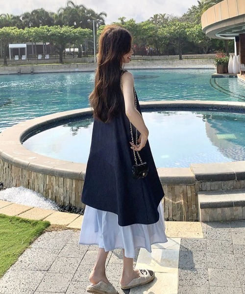 LUCPY（ラクピー）の「配色レイヤードノースリーブロングワンピース（ワンピース・レディース・ネイビー・X-LARGE/LARGE/MEDIUM/SMALL）」の2枚目の写真