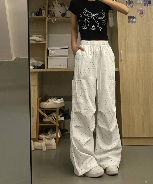 Ritzy(リッツィー)の「ドット柄 ウエストゴムカーゴワイドパンツ(その他パンツ・レディース・ホワイト・M)」の1枚目の写真