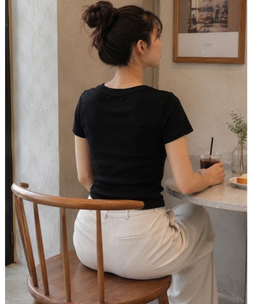 FAZVY（ファズビー）の「UネックリブTシャツ（Tシャツ/カットソー・レディース・ブラック/ホワイト・M/S）」の6枚目の写真