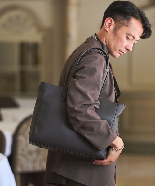 green label relaxing(グリーンレーベルリラクシング)の「【WEB限定】GLR レザーライク ファンクショナル ワイド トートバッグ(トートバッグ・メンズ・ダークグレー/ブラック・FREE)」の3枚目の写真