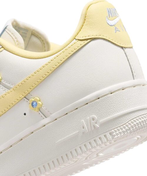 NIKE（ナイキ）の「ナイキ エア フォース 1 '07 ウィメンズシューズ / Nike Air Force 1 '07 Women's Shoes IW2348-170 Sail（スニーカー・レディース・クリーム・26/25.5/22/25/24.5/24/23.5/23/22.5）」の9枚目の写真