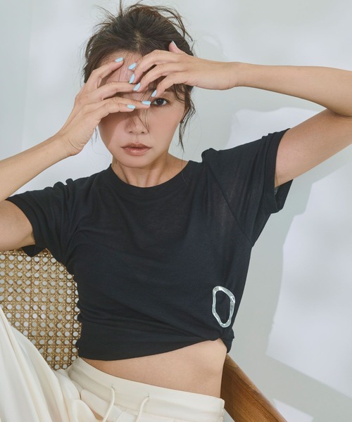 BAYFLOW(ベイフロー)の「【知久友里恵さんコラボ】アクセチャームセットTシャツ(Tシャツ/カットソー・レディース・ラベンダー/オフホワイト/ブラック・FREE)」の3枚目の写真