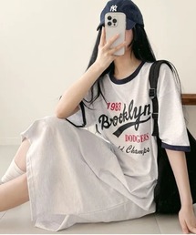 配色リンガーデザインが旬顔!ゆるっと着こなすロゴプリントTシャツワンピース