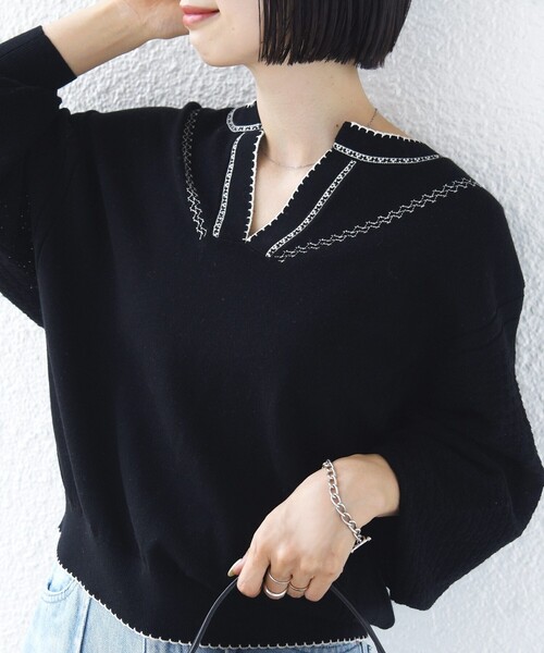 SHIPS(シップス)の「【WEB限定】〈手洗い可能〉配色 ステッチ アイレット スキッパー ニット(ニット/セーター・レディース・ダークグレー/ブラック/オフホワイト/ライトブルー・ONE SIZE)」の2枚目の写真
