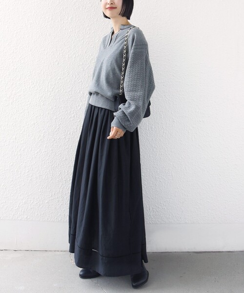 SHIPS(シップス)の「【WEB限定】〈手洗い可能〉配色 ステッチ アイレット スキッパー ニット(ニット/セーター・レディース・ダークグレー/ブラック/オフホワイト/ライトブルー・ONE SIZE)」の5枚目の写真
