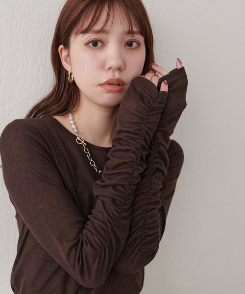 natural couture(ナチュラルクチュール)の「袖シャーリングプルオーバー(Tシャツ/カットソー・レディース・アイボリー/ライトグレー/ブラウン/ブラック/ブルー・FREE)」の4枚目の写真