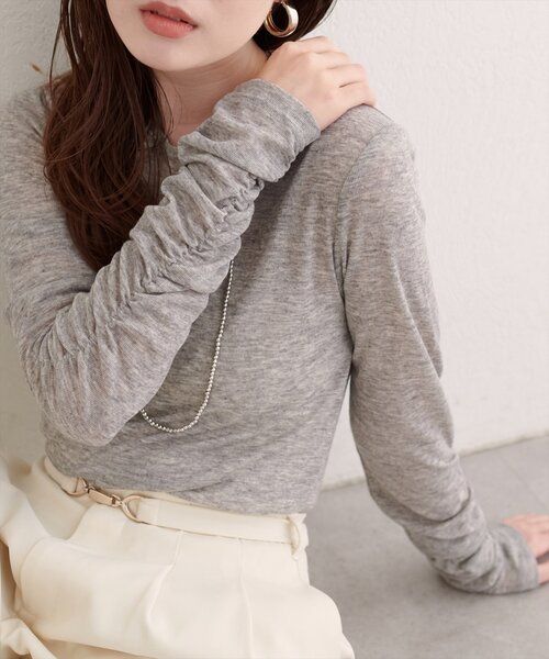 natural couture(ナチュラルクチュール)の「袖シャーリングプルオーバー(Tシャツ/カットソー・レディース・アイボリー/ライトグレー/ブラウン/ブラック/ブルー・FREE)」の1枚目の写真