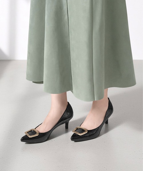 MAMIAN(マミアン)の「ポインテッドトゥ バックル パンプス (5.0cmヒール)(パンプス・レディース・ブラック系その他/ベージュ系その他/グレイッシュベージュ/ブラック系その他2/ブラック・23.0cm/22.5cm/23.5cm/24.0cm/24.5cm/25.0cm)」の2枚目の写真