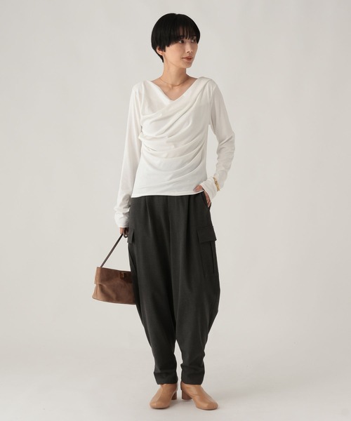 Elura(エルーラ)の「ドレープカットソー/1085685(Tシャツ/カットソー・レディース・ブラック/チャコールグレー/オフホワイト・FREE)」の4枚目の写真