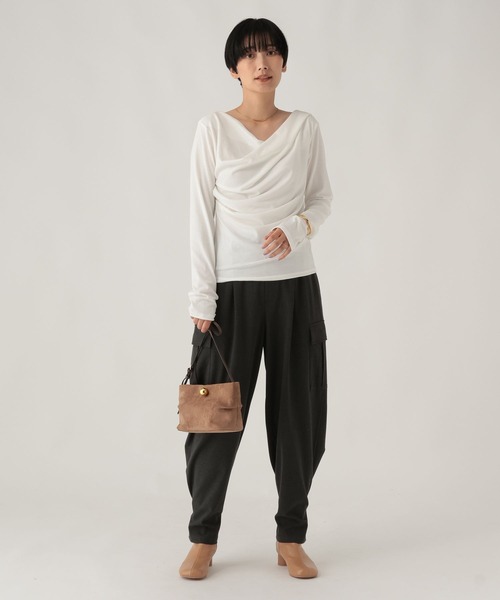 Elura(エルーラ)の「ドレープカットソー/1085685(Tシャツ/カットソー・レディース・ブラック/チャコールグレー/オフホワイト・FREE)」の5枚目の写真