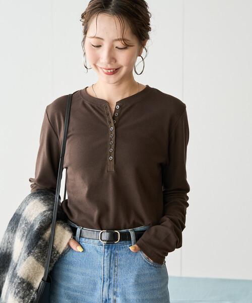 FREAK'S STORE(フリークスストア)の「限定展開 ヘビーウェイト ヘンリー ボタン ロングスリーブ Tシャツ(Tシャツ/カットソー・レディース・ブラック/ブラウン/ネイビー/オリーブ/オフホワイト・SMALL/MEDIUM)」の7枚目の写真