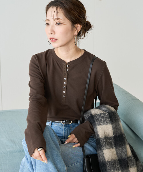 FREAK'S STORE(フリークスストア)の「限定展開 ヘビーウェイト ヘンリー ボタン ロングスリーブ Tシャツ(Tシャツ/カットソー・レディース・ブラック/ブラウン/ネイビー/オリーブ/オフホワイト・SMALL/MEDIUM)」の9枚目の写真