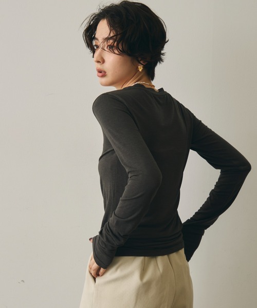 Trish(トリッシュ)の「ウール混VネックロングスリーブTEE(Tシャツ/カットソー・レディース・ブラック/ブラウン/ホワイト/チャコールグレー・MEDIUM)」の3枚目の写真