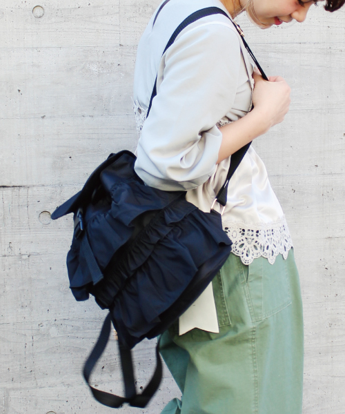 mysty woman（ミスティウーマン）の「フリルリュック（バックパック/リュック・レディース・ネイビー/ブラック/ベージュ・FREE）」の2枚目の写真