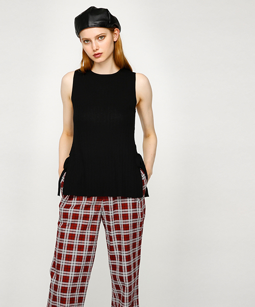 MOUSSY（マウジー）の「SIDE OPEN KNIT TANK（タンクトップ・レディース・ライトカーキ/ライトベージュ/ダークブルー/ブラック・FREE）」の2枚目の写真